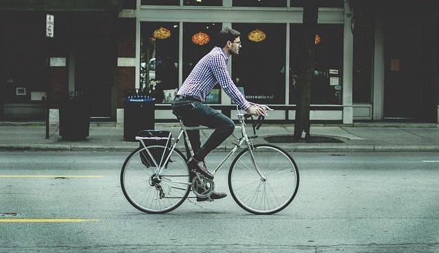自転車通勤する男性